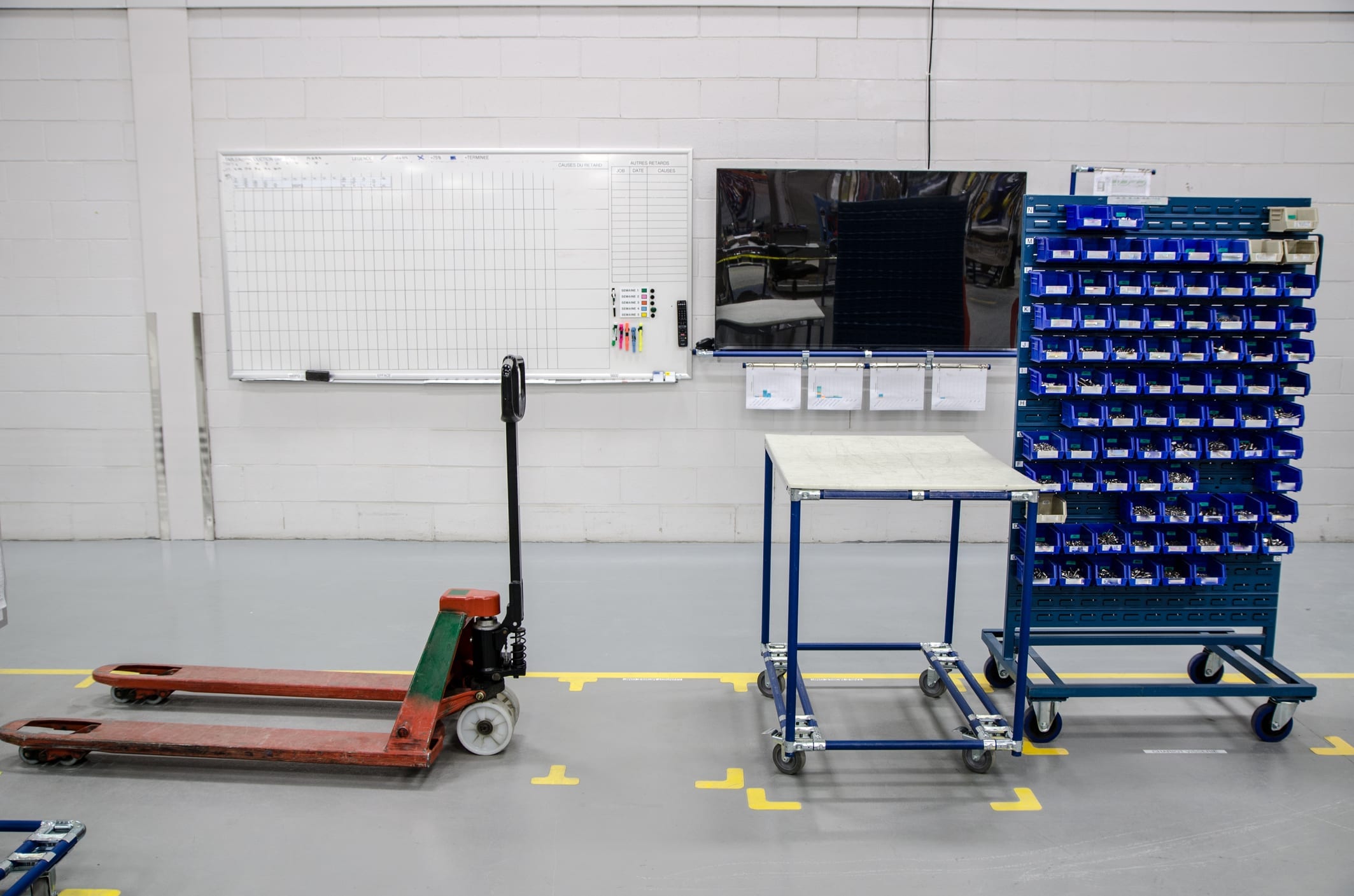 Manual forklift, table, component containers
